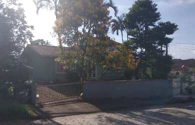 Imagem: A casa possui 2 Dormitórios e 2 Vagas na garagem e está localizado