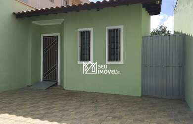 Imagem: A casa possui 3 Dormitórios, 2 Banheiros, 2 Vagas na garagem