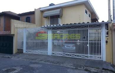 Imagem: A casa possui 4 Dormitórios, 2 Banheiros, 3 Vagas na garagem