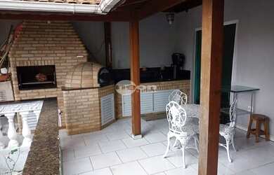 Imagem: A casa possui 3 Dormitórios, 1 Banheiro, 3 Vagas na garagem