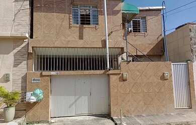 Imagem: A casa possui 3 Dormitórios, 2 Banheiros, 1 Vaga na garagem