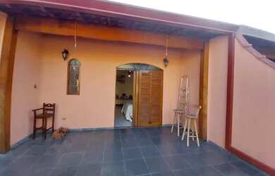 Imagem: A casa possui 3 Dormitórios, 2 Banheiros, 2 Vagas na garagem