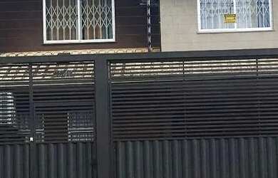 Imagem: A casa possui 3 Dormitórios, 3 Banheiros, 2 Vagas na garagem