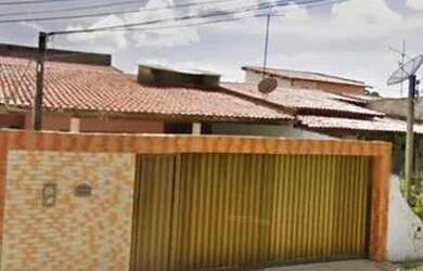 Imagem: A casa possui 3 Dormitórios, 2 Banheiros, 3 Vagas na garagem