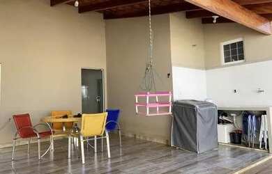 Imagem: A casa possui 3 Dormitórios, 2 Banheiros, 3 Vagas na garagem