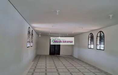 Imagem: O depósito possui 3 Vagas na garagem, 375m² de Área e está