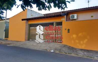 Imagem: A casa possui 2 Dormitórios, 3 Banheiros, 2 Vagas na garagem