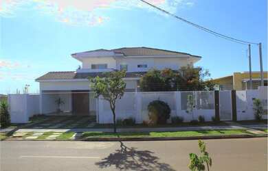 Imagem: A casa possui 4 Dormitórios, 5 Banheiros, 5 Vagas na garagem