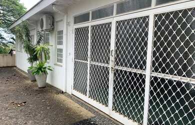 Imagem: A casa possui 3 Dormitórios, 3 Banheiros, 290m² de Área e