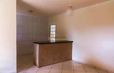 Imagem: A casa possui 2 Dormitórios, 1 Banheiro, 4 Vagas na garagem