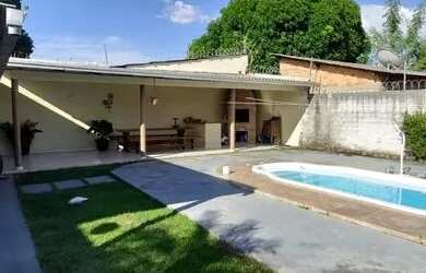 Imagem: A casa possui 3 Dormitórios, 2 Banheiros, 3 Vagas na garagem