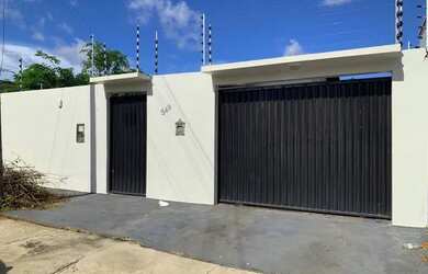 Imagem: A casa possui 3 Dormitórios, 3 Banheiros e 2 Vagas na garagem