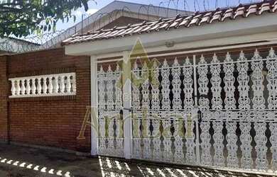 Imagem: A casa possui 3 Dormitórios, 3 Banheiros, 4 Vagas na garagem