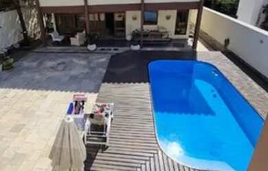 Imagem: A casa possui 3 Dormitórios, 2 Banheiros, 2 Vagas na garagem