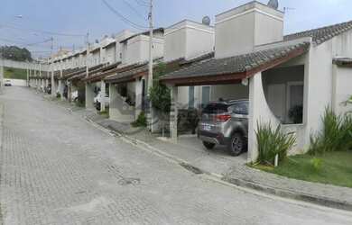 Imagem: A casa possui 3 Dormitórios, 2 Banheiros, 2 Vagas na garagem