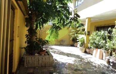 Imagem: A casa possui 5 Dormitórios, 3 Banheiros, 2 Vagas na garagem