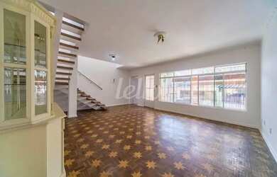 Imagem: A casa possui 3 Dormitórios, 2 Banheiros, 3 Vagas na garagem