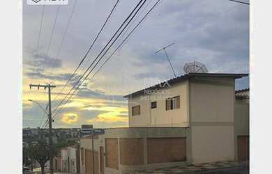 Imagem: A casa possui 4 Dormitórios, 3 Banheiros, 2 Vagas na garagem