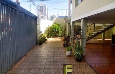 Imagem: A casa possui 3 Dormitórios, 1 Banheiro, 5 Vagas na garagem