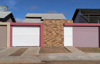 Imagem: A casa possui 2 Dormitórios, 2 Banheiros, 2 Vagas na garagem