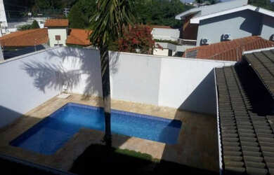 Imagem: A casa possui 3 Dormitórios, 5 Banheiros, 5 Vagas na garagem