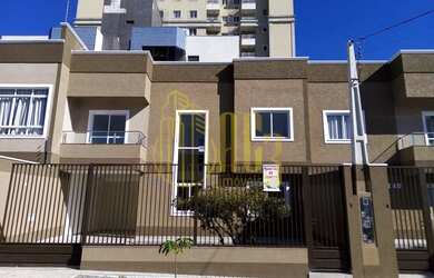 Imagem: A casa possui 4 Dormitórios, 3 Banheiros, 3 Vagas na garagem