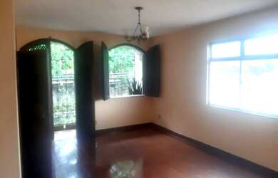 Imagem: A casa possui 5 Dormitórios, 3 Banheiros, 2 Vagas na garagem