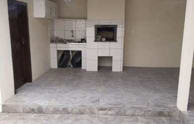 Imagem: A casa possui 3 Dormitórios, 1 Banheiro, 2 Vagas na garagem