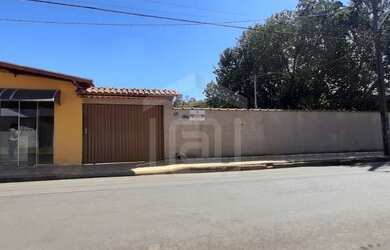 Imagem: A casa possui 3 Dormitórios, 2 Banheiros, 1 Vaga na garagem