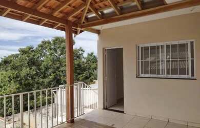 Imagem: A casa possui 1 Dormitório, 1 Banheiro, 1 Vaga na garagem