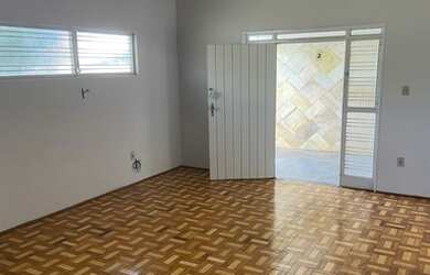 Imagem: A casa possui 3 Dormitórios, 3 Banheiros, 2 Vagas na garagem