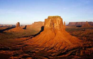 Imagem: A casa possui 2 Dormitórios, 2 Vagas na garagem e está localizado