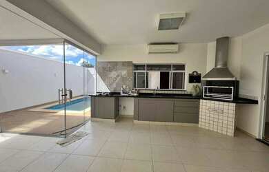 Imagem: A casa possui 3 Dormitórios, 4 Banheiros, 2 Vagas na garagem