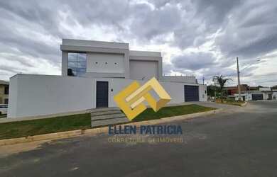 Imagem: A casa possui 4 Dormitórios, 3 Banheiros, 2 Vagas na garagem