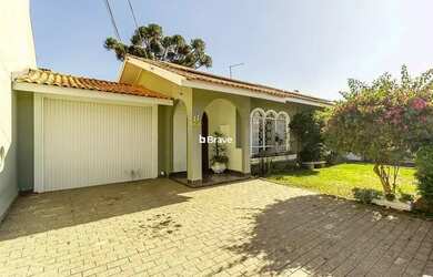 Imagem: A casa possui 4 Dormitórios, 5 Banheiros, 3 Vagas na garagem