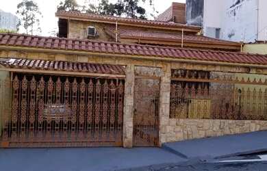 Imagem: A casa possui 3 Dormitórios, 3 Banheiros, 4 Vagas na garagem