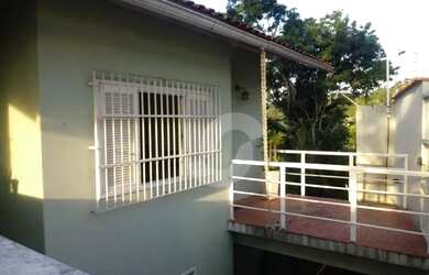 Imagem: A casa possui 4 Dormitórios, 3 Banheiros, 2 Vagas na garagem