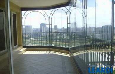 Imagem: O apartamento possui 4 Dormitórios, 5 Banheiros, 5 Vagas na