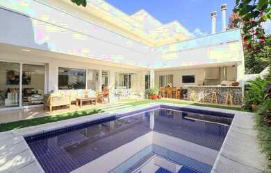 Imagem: A casa em condomínio possui 5 Dormitórios, 5 Banheiros, 4