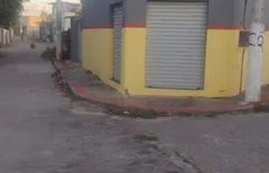 Imagem: A casa possui 3 Dormitórios, 2 Banheiros, 1 Vaga na garagem