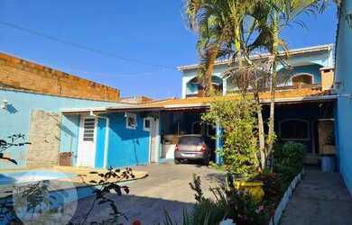 Imagem: A casa possui 2 Dormitórios, 2 Banheiros, 2 Vagas na garagem