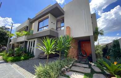 Imagem: A casa possui 4 Dormitórios, 5 Banheiros, 2 Vagas na garagem