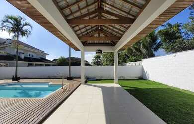 Imagem: A casa possui 4 Dormitórios, 4 Banheiros, 5 Vagas na garagem