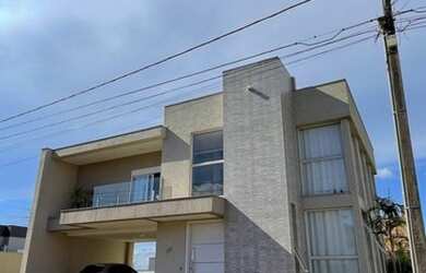 Imagem: A casa possui 3 Dormitórios, 3 Banheiros, 2 Vagas na garagem