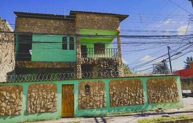 Imagem: A casa possui 4 Dormitórios, 5 Banheiros, 577m² de Área e