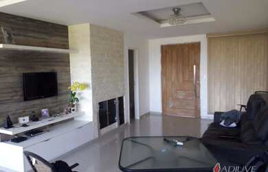 Imagem: A casa possui 5 Dormitórios, 1 Banheiro, 3 Vagas na garagem