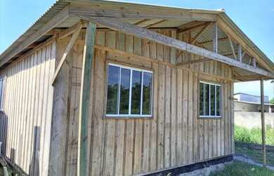Imagem: A casa possui 3 Dormitórios, 1 Banheiro, 1 Vaga na garagem