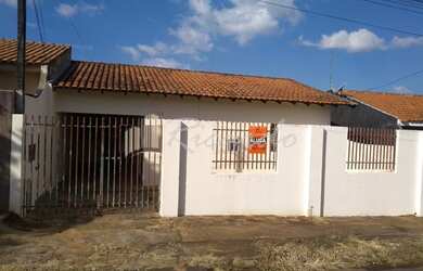 Imagem: A casa possui 2 Dormitórios, 1 Banheiro, 1 Vaga na garagem