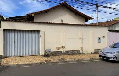 Imagem: A casa possui 3 Dormitórios, 2 Banheiros, 4 Vagas na garagem