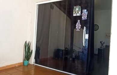 Imagem: A casa possui 3 Dormitórios, 1 Banheiro, 1 Vaga na garagem